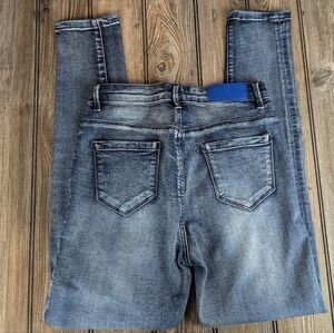 C.J H. Size 2/28 Skinny Jeans With Great Stretch